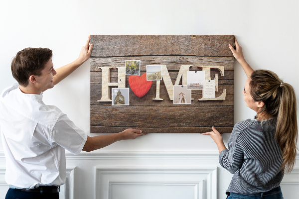 Kurk prikbord houten letters met een hart op de achtergrond
