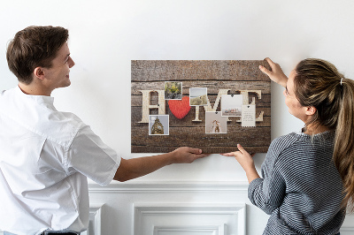 Kurk prikbord houten letters met een hart op de achtergrond