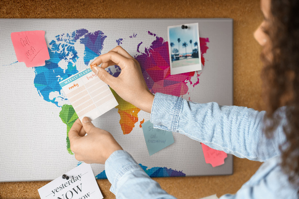 Kurkbord wereldkaart kleurrijke veelhoekige wereldkaart
