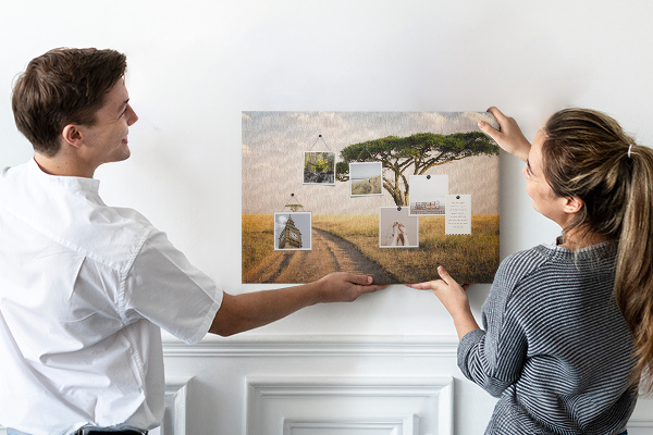 Prikbord met een Afrikaans landschap van een weg met een boom