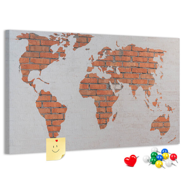 wereldkaart tegen een bakstenen muur