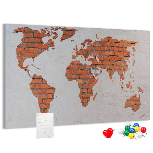 Kurkbord wereldkaart tegen een bakstenen muur