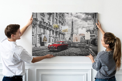 Kurken prikbord met een afbeelding van een rode auto in Parijs