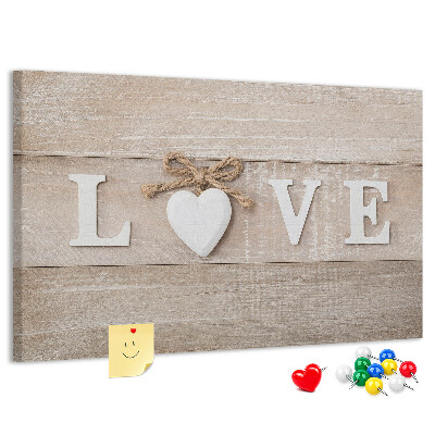 Prikbord liefde uitgedrukt in houten hartletters