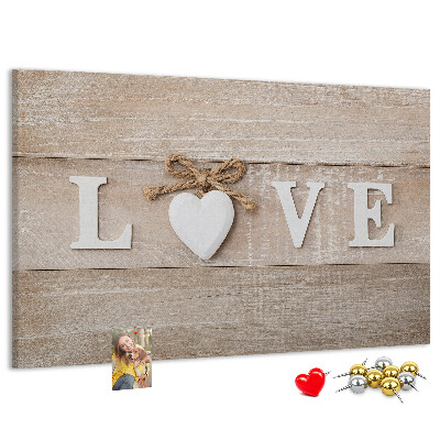 Prikbord liefde uitgedrukt in houten hartletters