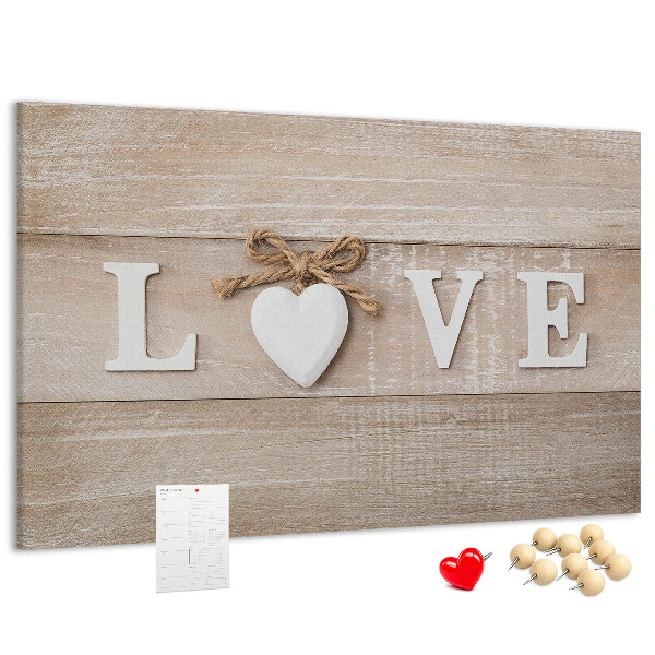Prikbord liefde uitgedrukt in houten hartletters