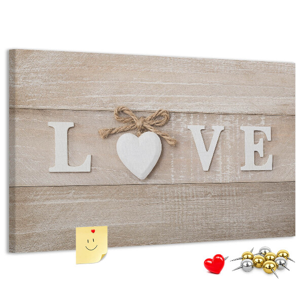 Prikbord liefde uitgedrukt in houten hartletters