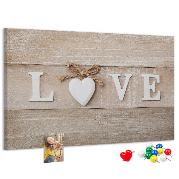 Prikbord liefde uitgedrukt in houten hartletters