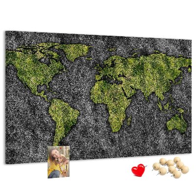 Kurkbord met een groene wereldkaart op een grijze achtergrond