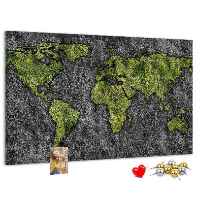 Kurkbord met een groene wereldkaart op een grijze achtergrond