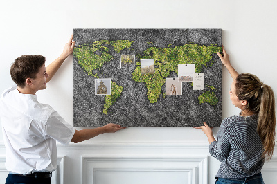 Kurkbord met een groene wereldkaart op een grijze achtergrond