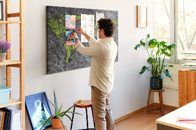 Kurkbord met een groene wereldkaart op een grijze achtergrond