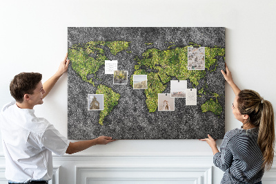 Kurkbord met een groene wereldkaart op een grijze achtergrond