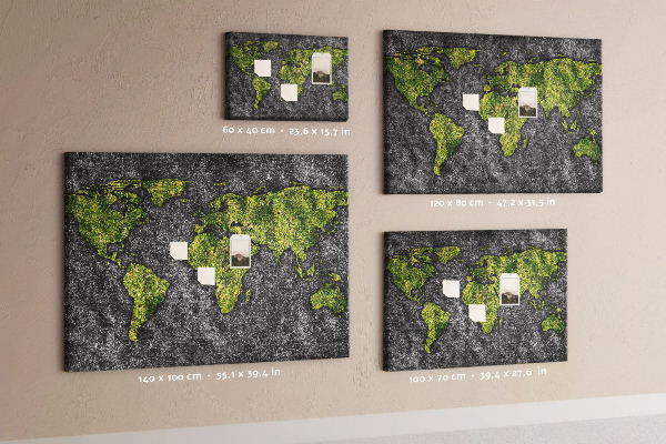 Kurkbord met een groene wereldkaart op een grijze achtergrond