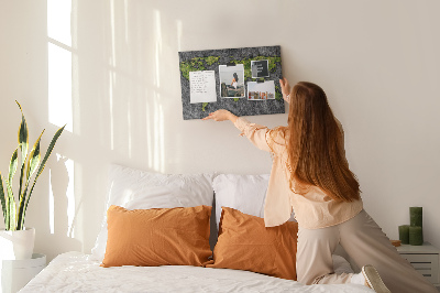 Kurkbord met een groene wereldkaart op een grijze achtergrond