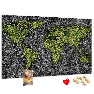 Kurkbord met een groene wereldkaart op een grijze achtergrond