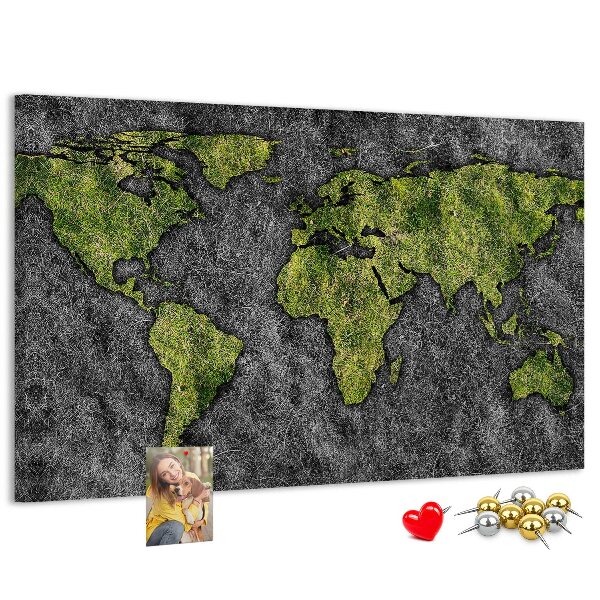 Kurkbord met een groene wereldkaart op een grijze achtergrond