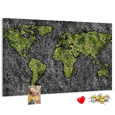 Kurkbord met een groene wereldkaart op een grijze achtergrond