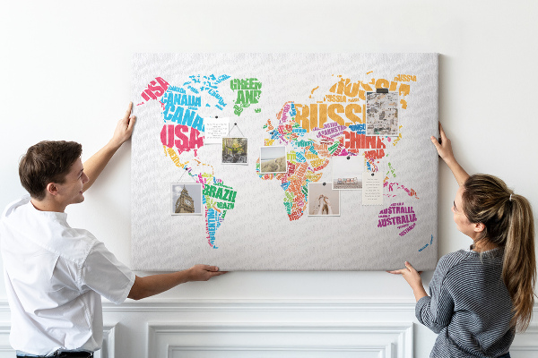 Prikbord wereldkaart kleurrijke wereldkaart met landnamen