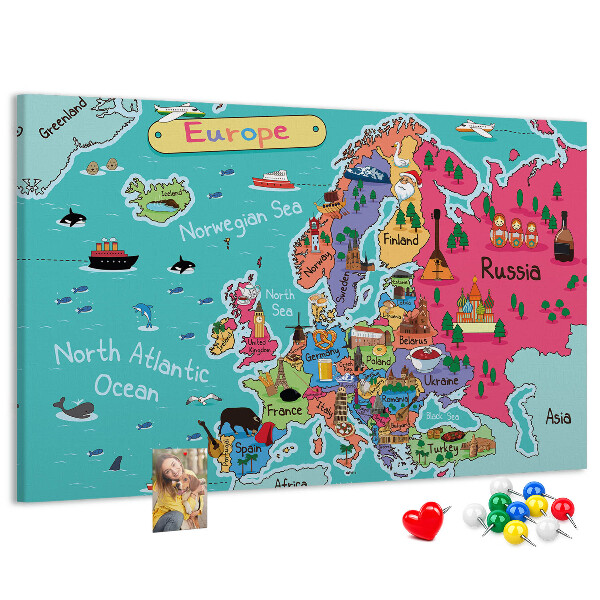 Kurkbord met een kleurrijke kaart van Europa en landnamen