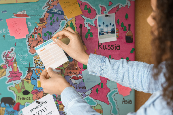 Kurkbord met een kleurrijke kaart van Europa en landnamen