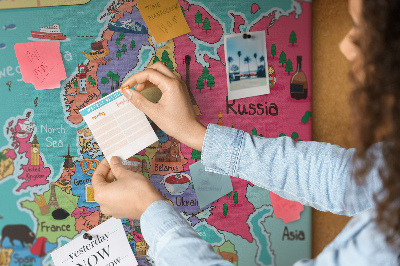 Kurkbord met een kleurrijke kaart van Europa en landnamen
