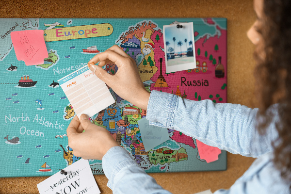 Kurkbord met een kleurrijke kaart van Europa en landnamen