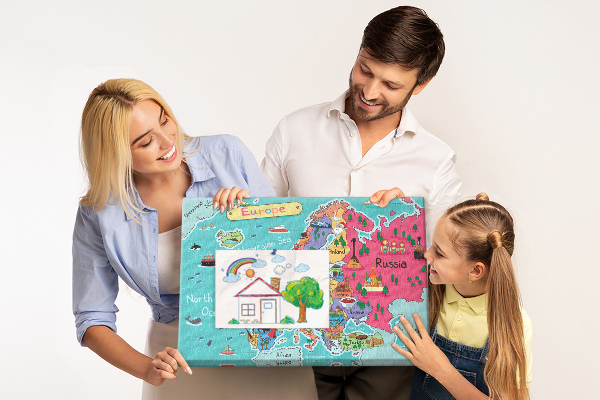 Kurkbord met een kleurrijke kaart van Europa en landnamen