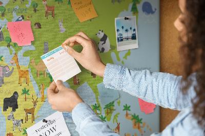 Wereldkaart met dieren en continenten prikbord