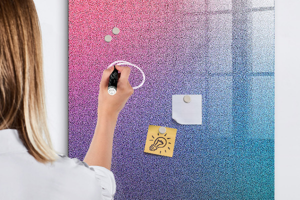 Decoratief glazen wandbord beschrijfbaar en magnetisch Een kleurrijk prikbord voor notities en foto's