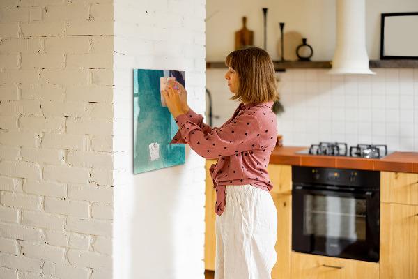 Decoratief glazen wandbord beschrijfbaar en magnetisch Een kleurrijk prikbord voor foto's en notities