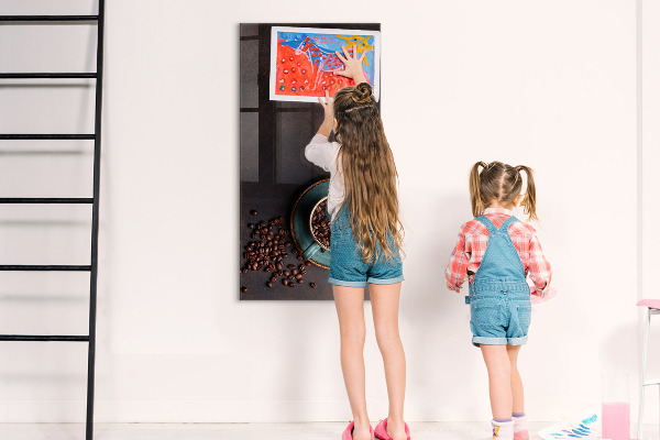 Decoratief glazen wandbord beschrijfbaar en magnetisch Een knusse plek voor herinneringen en aantekeningen.