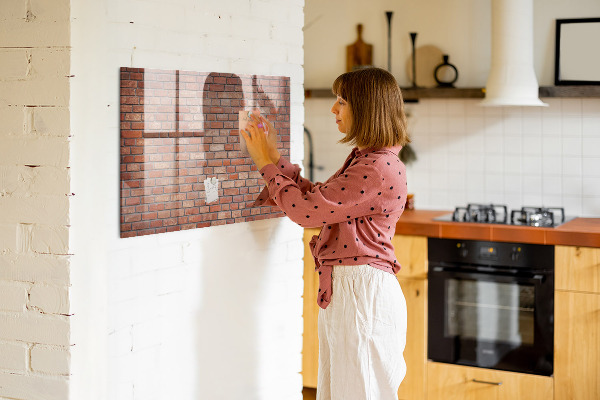 Memobord van glas met print inclusief neodymium magneten Een prikbord aan een bakstenen muur