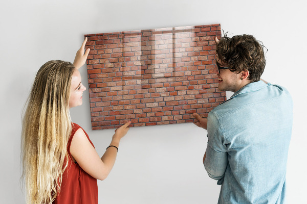 Memobord van glas met print inclusief neodymium magneten Een prikbord aan een bakstenen muur