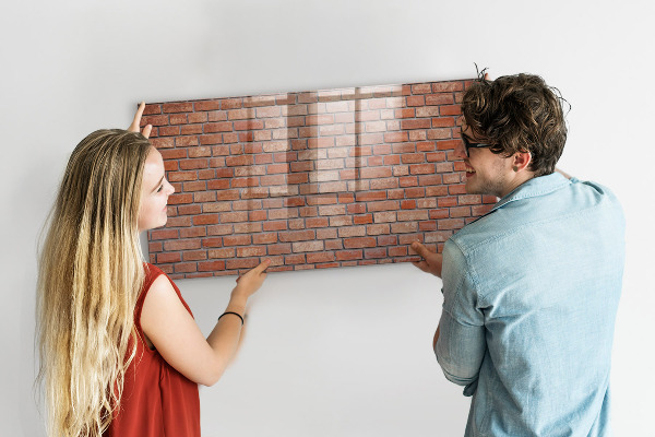 Memobord van glas met print inclusief neodymium magneten Een prikbord aan een bakstenen muur