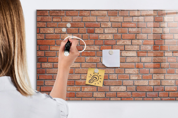 Memobord van glas met print inclusief neodymium magneten Een prikbord aan een bakstenen muur
