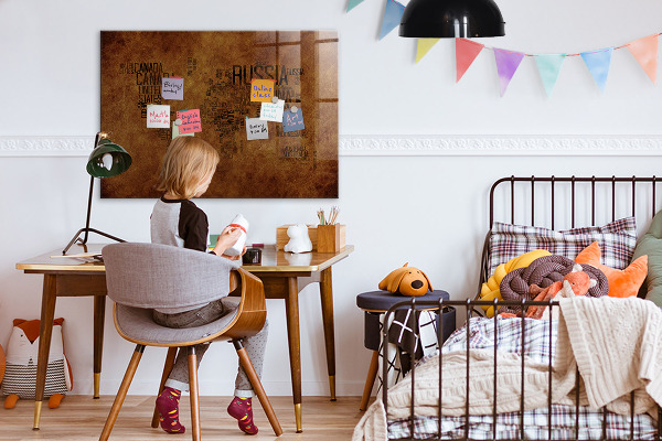 Decoratief glazen wandbord beschrijfbaar en magnetisch Een wereldkaart met persoonlijke herinneringen.