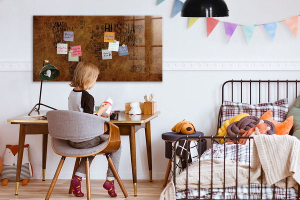 Decoratief glazen wandbord beschrijfbaar en magnetisch Een wereldkaart met persoonlijke herinneringen.