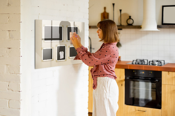 Decoratief glazen wandbord beschrijfbaar en magnetisch Een creatieve ruimte voor het creëren van mooie familieherinneringen.