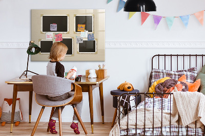 Decoratief glazen wandbord beschrijfbaar en magnetisch Een creatieve ruimte voor het creëren van mooie familieherinneringen.