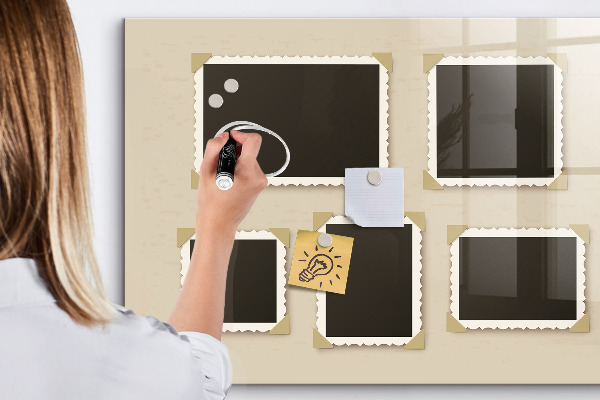 Decoratief glazen wandbord beschrijfbaar en magnetisch Een creatieve ruimte voor het creëren van mooie familieherinneringen.