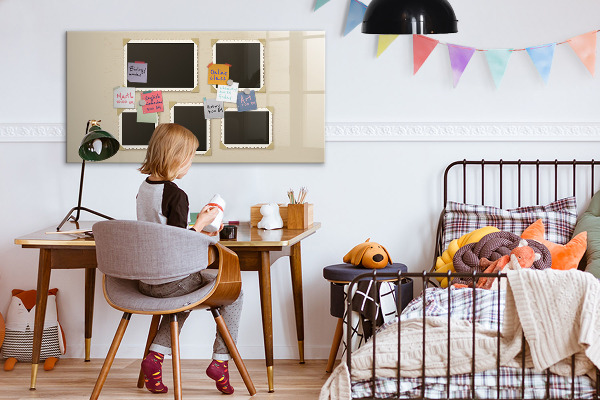 Decoratief glazen wandbord beschrijfbaar en magnetisch Een creatieve ruimte voor het creëren van mooie familieherinneringen.