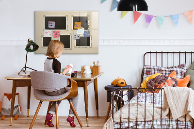 Decoratief glazen wandbord beschrijfbaar en magnetisch Een creatieve ruimte voor het creëren van mooie familieherinneringen.