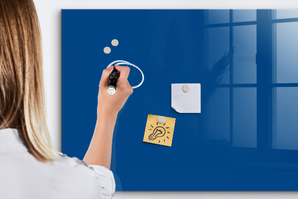 Decoratief glazen wandbord beschrijfbaar en magnetisch Een praktisch prikbord voor notities en foto's.