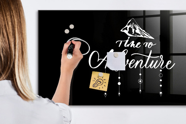 Decoratief glazen wandbord beschrijfbaar en magnetisch Een stijlvol bord om herinneringen op te presenteren.