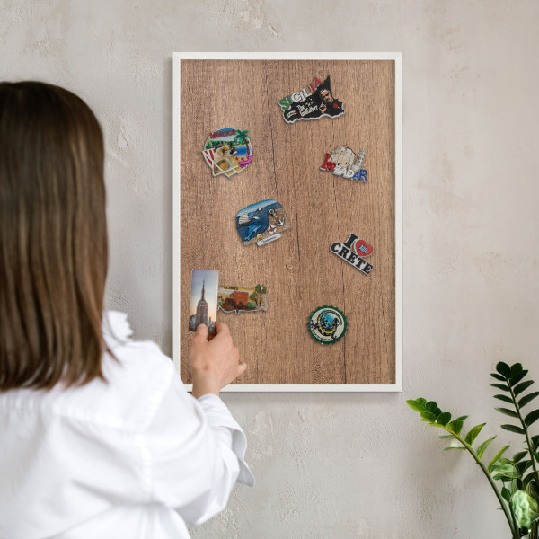 Magnetisch bord van metaal in een witte lijst Houtstructuur