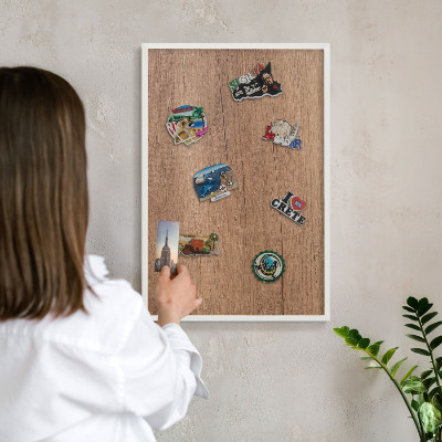 Magnetisch bord van metaal in een witte lijst Houtstructuur