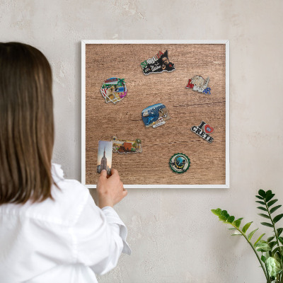 Magnetisch bord van metaal in een witte lijst Houtstructuur