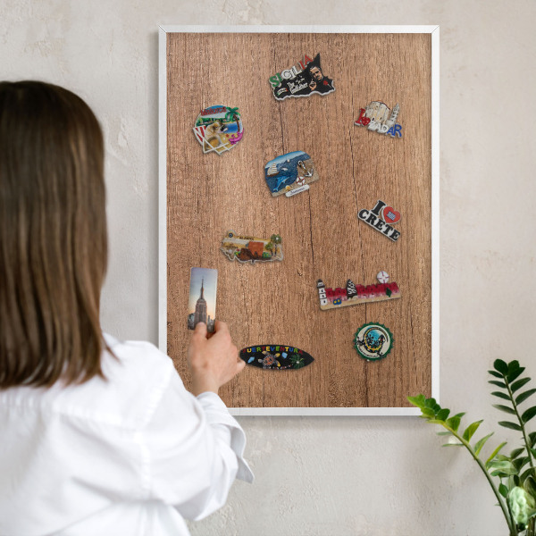 Magnetisch bord van metaal in een witte lijst Houtstructuur