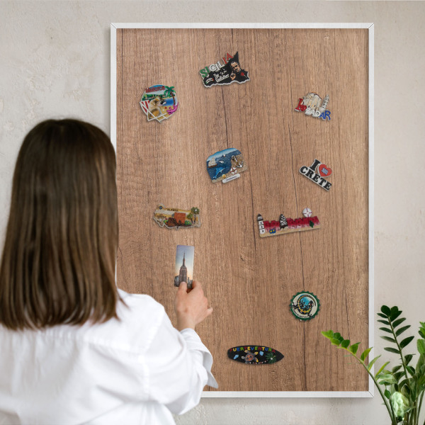 Magnetisch bord van metaal in een witte lijst Houtstructuur